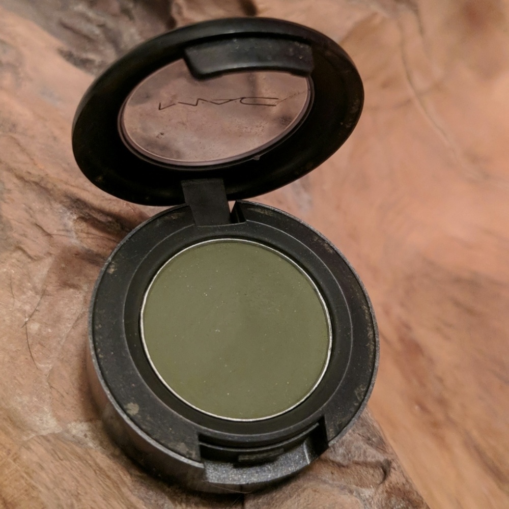 MAC Velvet Moss Veluxe Eye Shadow